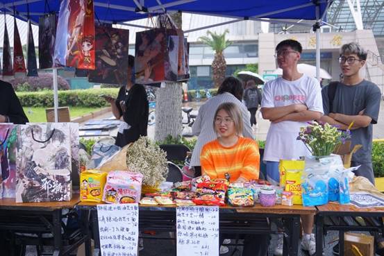 卖水果的摊位描述已自动生成